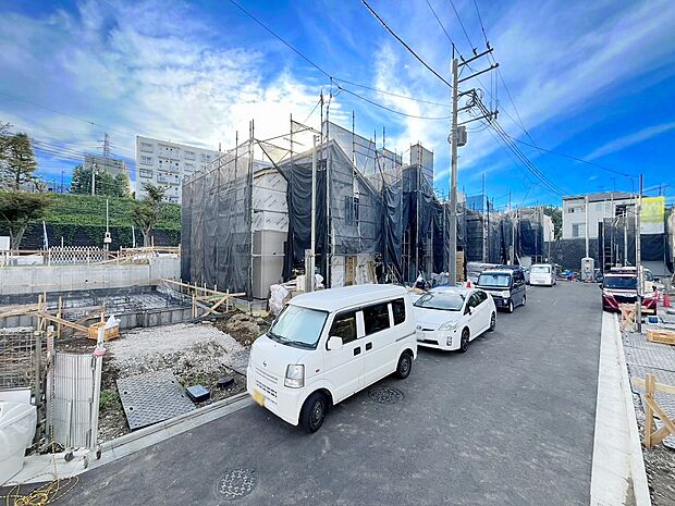 【前面道路含む現地写真】前面道路の幅員は5ｍあり、敷地と道路に高低差が無いので車の運転が苦手な方でも安心です。