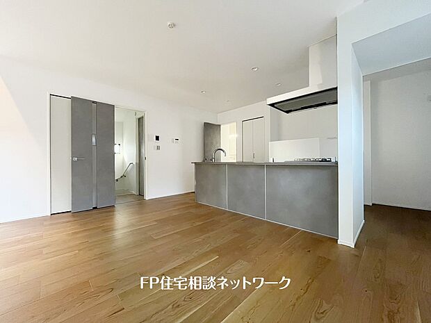 【キッチン】アイランドキッチンですので、出来上がったお料理をカウンターに並べてお子様が運ぶなど、お手伝いの時間も増えそうですね。