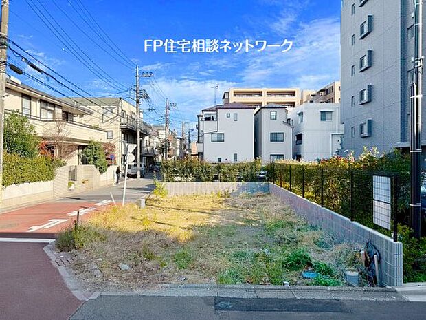 【現地外観写真】ゆとりの前面道路に南側は駐車場スペースになっており、建物が隣接していないので解放感のある住宅です。