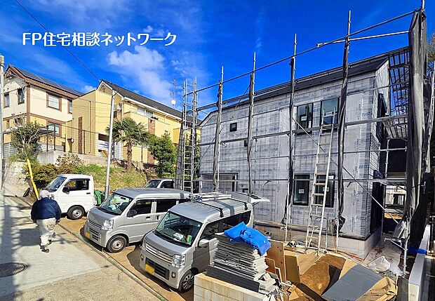 【現地外観写真】前面道路は幅員4ｍで車通りが少なく、小さなお子様がいらっしゃるご家庭でも安心です。