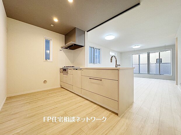 【その他内観】リビングで遊ぶお子様を見守りながらお料理が出来る対面式カウンターキッチンは、料理をしながらご家族との会話を楽しめます。毎日のお料理も楽しくなりますね。