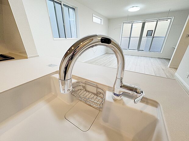 【浄水器一体型水栓】スタイリッシュな、浄水器一体型水栓です。水栓にシャワーホースと浄水器を内蔵し、カルキ臭など軽減。シャワーヘッドを引き出すことで、広いシンクのお手入れもラクラク。