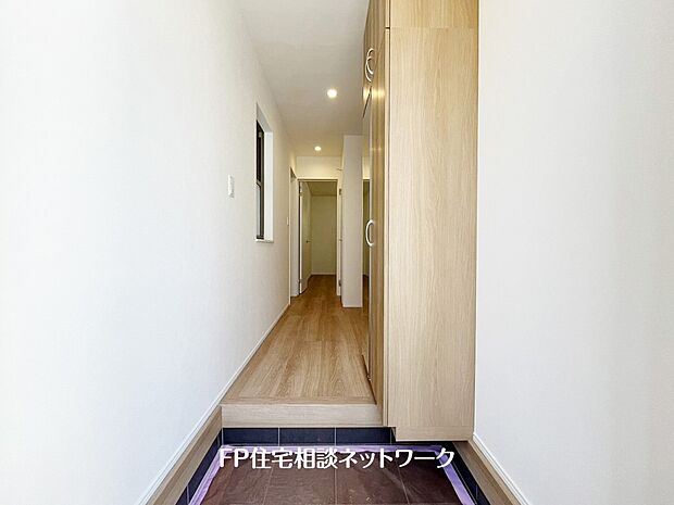 【玄関】玄関ホールがスッキリ広々としていると帰る時も出ていく時も気持ちが良い。来客を出迎える玄関が綺麗ならその家の印象が良くなる。