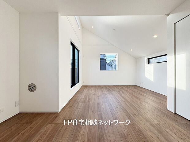 【リビング】大切な家族が集まるからこそLDKにはこだわりたい。日当たりのよい広いＬＤＫを、子供たちが元気に走り回っている姿を見た時「広い家にして良かった」と思う。