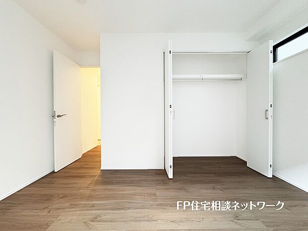 【収納】全居室には大型の収納クローゼットを完備。普段使いのお洋服や小物はもちろん、季節物のお洋服などもしっかりと整理整頓出来る。