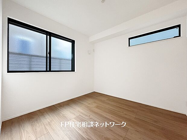 【ダイニングキッチン】光を取り込みやすい2面採光の居室は日当良好。クローゼットの完備で収納スペースも十分。お子様にとっての「自分の部屋」。学習デスクやベッドの配置もラクラクです。