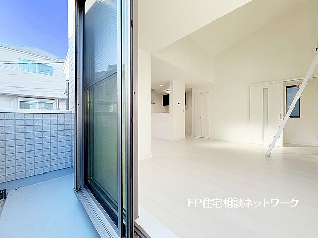 【バルコニー】南からの明るい光が差しこむ陽だまりの空間。南に面したバルコニーでお洗濯もあっという間に乾きそう。家事もスムーズにこなせる。太陽の匂いが感じられる心地よさ。