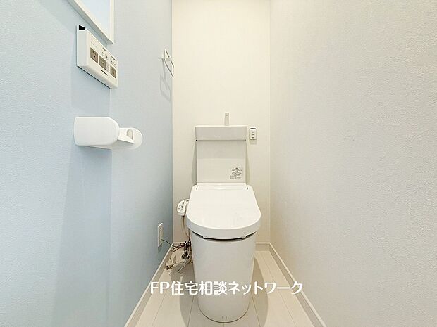 【トイレ】ウォシュレット、暖房便座機能付のトイレです。従来型に比べ節水効果があり、お手入れもしやすいので、家計も家事の負担も軽減してくれます。