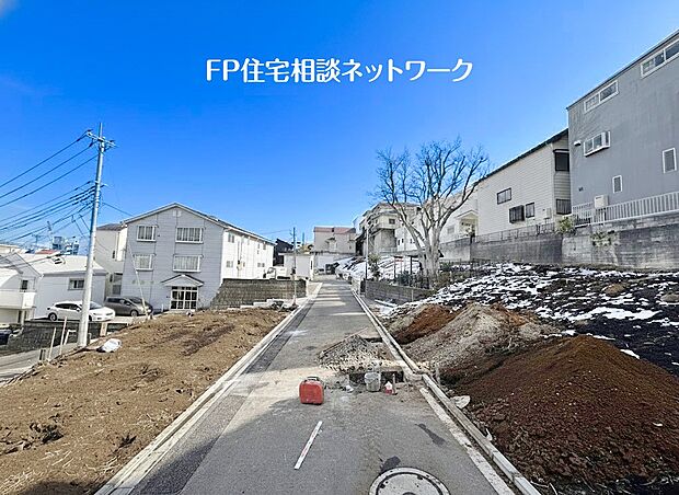 【現地外観写真】南道路に面し太陽の日差しが降りそそぐ明るい住宅!LDKはゆとりの広さを確保してあり家族の憩いの空間に最適です。