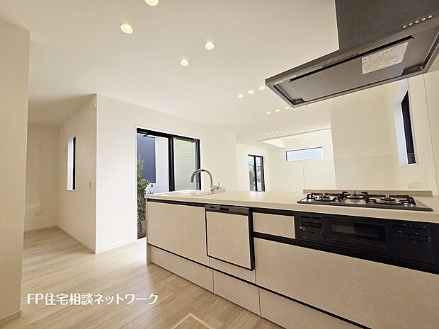 【キッチン】毎日使うキッチンが綺麗で清潔ならお料理を作るのも楽しくなりますよね。機能性とデザイン性を兼ね備えた嬉しいキッチン。