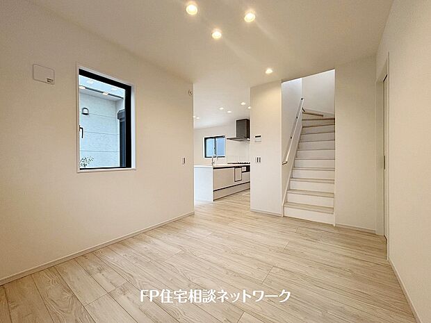 【リビング】LDKと隣接する続き間4.5帖。広々としたLDKの一部として利用するもよし、お子様のおもちゃ部屋&遊び部屋として利用するもよし、利用用途が広がります。