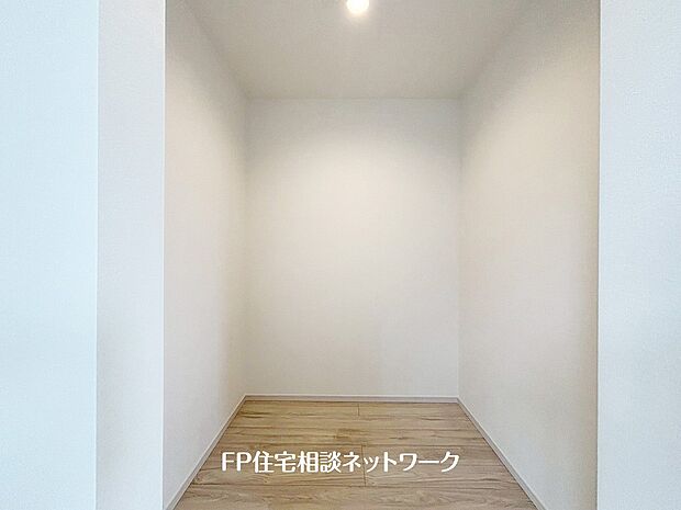 【収納】ウォークインクローゼットのある住まいで収納上手な生活を実現。衣類だけでなく、箱物や思い出の品もたっぷり収納できます。