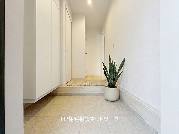 【玄関】玄関ホールがスッキリ広々としていると帰る時も出ていく時も気持ちが良い。来客を出迎える玄関が綺麗ならその家の印象が良くなる。