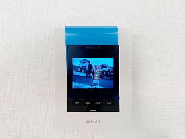 【TVモニター付インターホン】モニター付インターホンが標準仕様です。戸建暮らしだと、集合住宅に比べ、より不安になりがちな防犯面、目で確認できるからあんしんです。