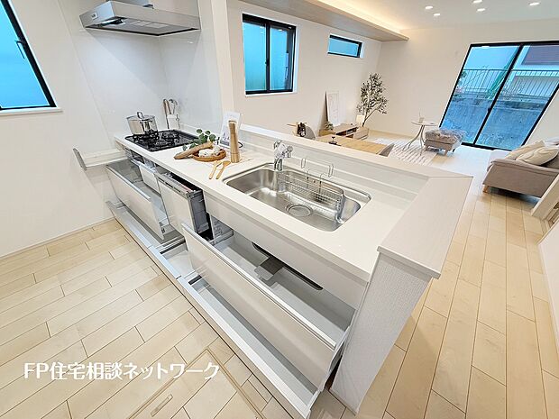 【キッチン】スライド収納付きのシステムキッチン。料理器具なども収納できて出し入れもスムーズ。収納量もたっぷりなので料理器具やストック調味料なども入れられる。 - コピー