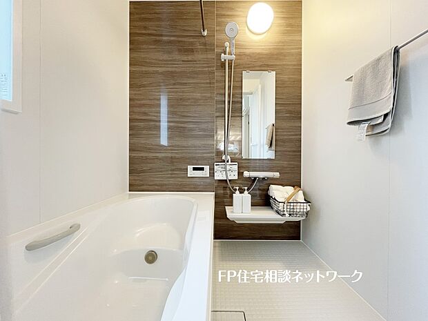 【内観】【プラン例　建物価格1350万円　建物面積90m2】ゆったり入れる一坪バス。足を伸ばして入れるサイズは一日の疲れを癒すのに嬉しい広さ。