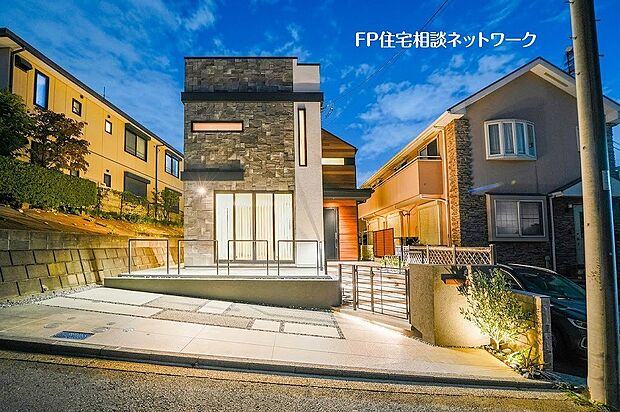 【現地外観写真】ライトアップにより石や木の素材感が引き立ち、昼間とは異なる落ち着きと上質感を感じられる夜の外観です。