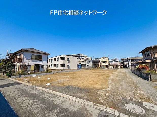 【前面道路含む現地写真】大通りから1本入った住宅地。敷地と道路に高低差も無く、お車の駐車もしやすい住宅です。