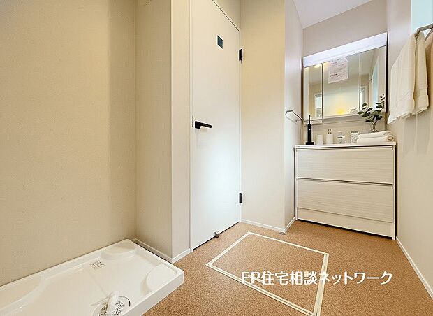 【洗面台・洗面所】鏡の裏に収納棚を確保した三面鏡を採用。化粧品や歯ブラシなどを機能的に収納。