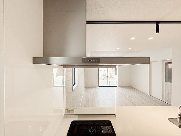 【換気扇】ステンレスの鈍い輝きが高級感を醸し出す換気扇。従来タイプよりも換気効果に優れ、フィルター交換もお掃除も容易になりました。