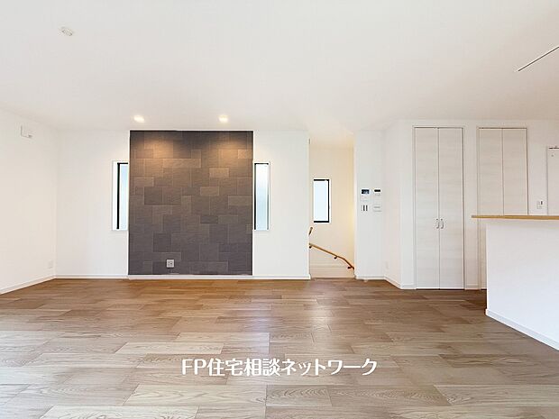 【リビング】想像以上の質感が訪れる者の心を離さない。フローリング素材、窓の配置、壁面タイル、カラーバランス、どれをとってもワンランク上の仕上がり。