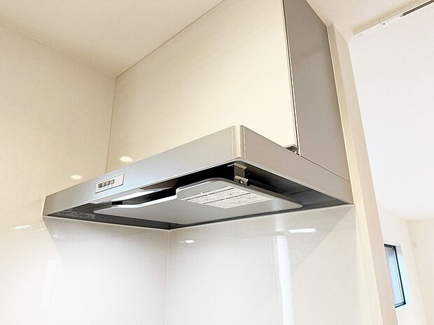 【換気扇】ステンレスの鈍い輝きが高級感を醸し出す換気扇。従来タイプよりも換気効果に優れ、フィルター交換もお掃除も容易になりました。