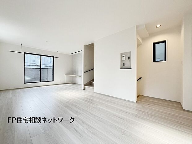 【リビング】20.1帖の広々LDK。ダイニングテーブルやソファーなどの家具もしっかりと配置できます。ゆったりとした広さの空間でご家族だんらんの時間をお過ごしください。