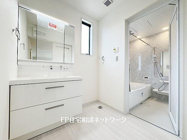 【洗面台・洗面所】鏡の裏に収納棚を確保した三面鏡を採用。化粧品や歯ブラシなどを機能的に収納。また、三面鏡の本当の利点は三枚の鏡を合わせることで、頭の側面や背面が見れること。