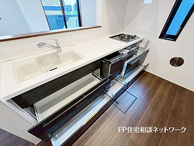 【キッチン】スライド収納付きのシステムキッチン。料理器具なども収納できて出し入れもスムーズ。収納量もたっぷりなので料理器具やストック調味料なども入れられる。