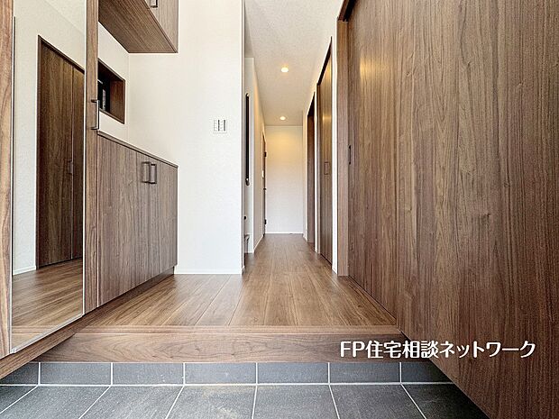 【玄関】玄関ホールがスッキリ広々としていると帰る時も出ていく時も気持ちが良い。来客を出迎える玄関が綺麗ならその家の印象が良くなる。