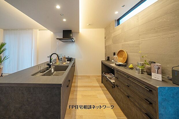 【内観】【プラン例　建物価格2480万円　建物面積100m】乾燥機能付き食洗器完備のフルフラットの対面キッチンを採用。空間全体をすっきり見せる美しいデザインも魅力です。