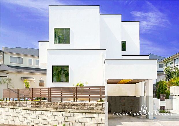 【外観】【プラン例　建物価格2480万円　建物面積100m2】箱型の美しい直線を用いたモダンな装い。窓枠をブラックにすることで、明暗をはっきりさせシンプルイズベストを表現したファサード。