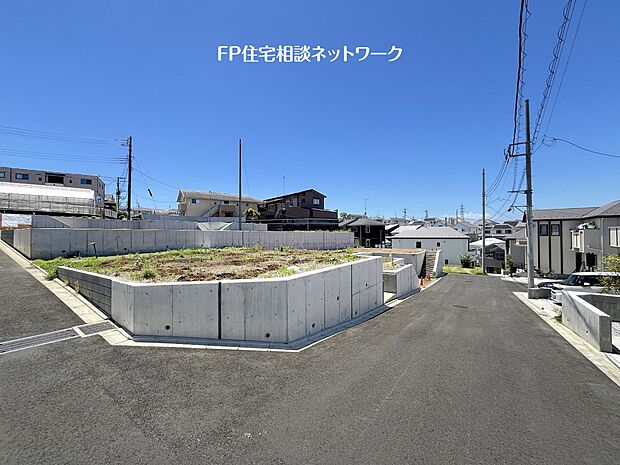 【前面道路含む現地写真】大規模開発現場で同世代の方も多く、将来、お子様達が集まってみんなで遊んでいる光景が目に浮かびます。