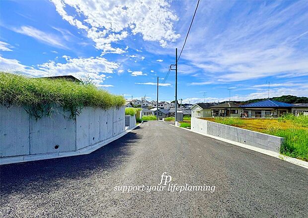 【前面道路含む現地写真】都会の中で解放感のある2階建が建並ぶ住宅街!落ち着いた住宅街に馴染む建物。バランス良く施されたアクセントカラーがセンスを感じさせる建物です。