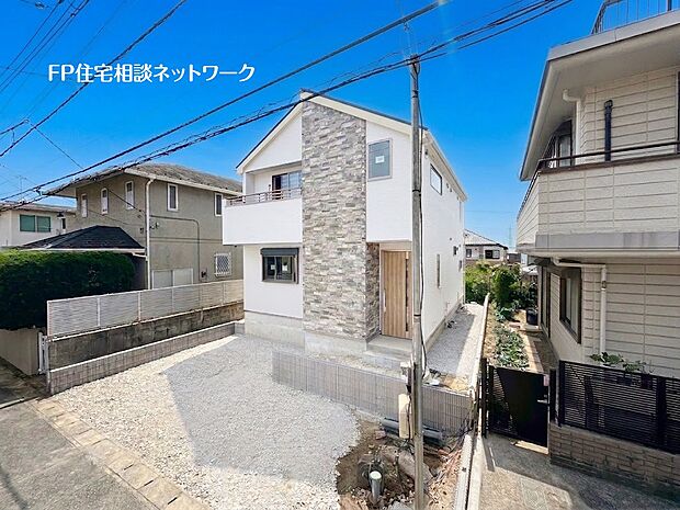 【現地外観写真】土地面積141.04m2のゆとりの敷地！カースペースも2台駐車可能、建物も延床面積108m2を超す大型4LDKです。