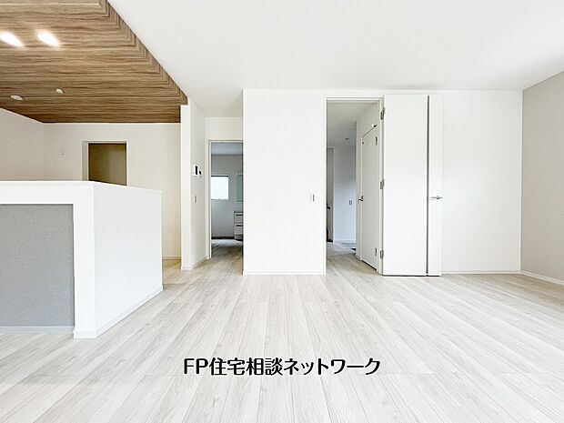 【リビング】想像以上の質感が訪れる者の心を離さない。フローリング素材、窓の配置、壁面タイル、カラーバランス、どれをとってもワンランク上の仕上がり。