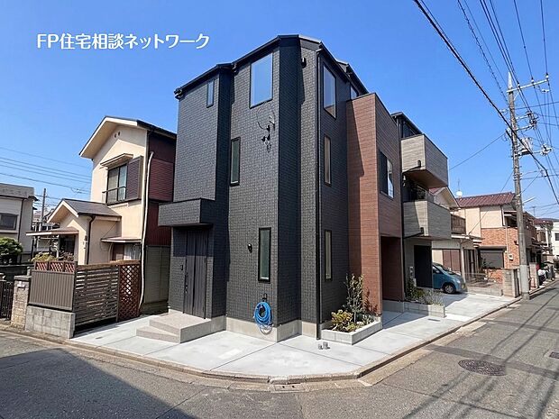 【外観】【類似外観同仕様】施工例のため分譲中の建物とは外壁、屋根開口部等の形状・仕様が異なります。