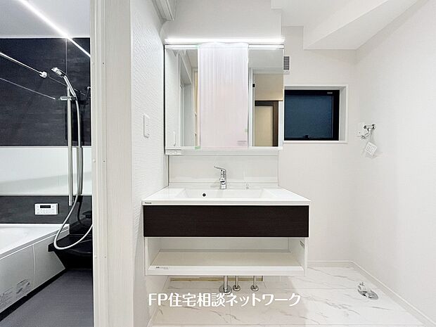 【洗面台・洗面所】鏡の裏に収納棚を確保した三面鏡を採用。化粧品や歯ブラシなどを機能的に収納。また、三面鏡の本当の利点は三枚の鏡を合わせることで、頭の側面や背面が見れること。