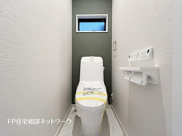 【トイレ】ウォシュレット、暖房便座機能付のトイレです。従来型に比べ節水効果があり、お手入れもしやすいので、家計も家事の負担も軽減してくれます。