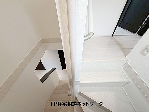【その他内観】階段部分には自然の光を取り込むことの出来る、窓を配置しており明るい空間!お掃除の際には空気の換気などにも便利です。