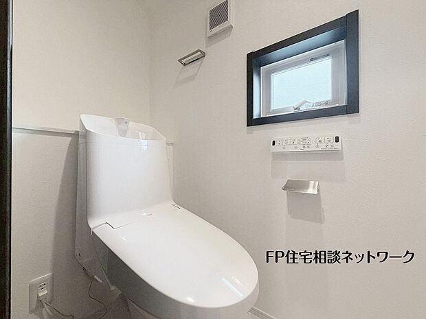 【トイレ】ウォシュレット、暖房便座機能付のトイレです。従来型に比べ節水効果があり、お手入れもしやすいので、家計も家事の負担も軽減してくれます。