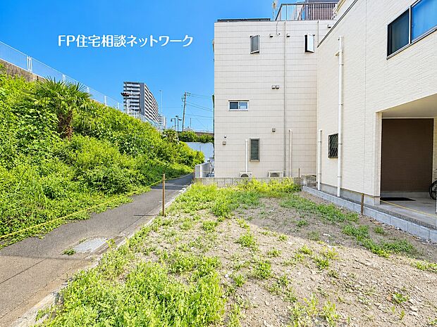 【前面道路含む現地写真】LDK18.2帖のゆとりの広さの3LDKの間取り!広々したルーフバルコニーは家族の憩いの空間に最適です。