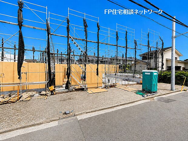 【現地外観写真】今回販売は全7棟の新築分譲住宅。統一感のある美しい街並みが形成され、ご家族同士の新しいコミュニティも生まれる分譲地です。完成に向けて着々と工事が進んでいます。