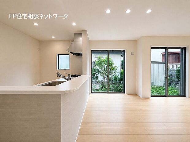 【キッチン】対面式のカウンターキッチンですので、出来上がったお料理をカウンターに並べてお子様が運ぶなど、お手伝いの時間も増えそうですね。