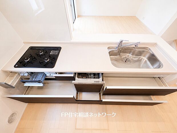 【キッチン】スライド収納付きのシステムキッチン。料理器具なども収納できて出し入れもスムーズ。収納量もたっぷりなので料理器具やストック調味料なども入れられる。