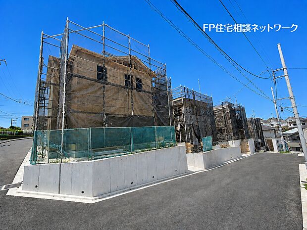 【前面道路含む現地写真】大規模開発現場で同世代の方も多く、将来、お子様達が集まってみんなで遊んでいる光景が目に浮かびます。