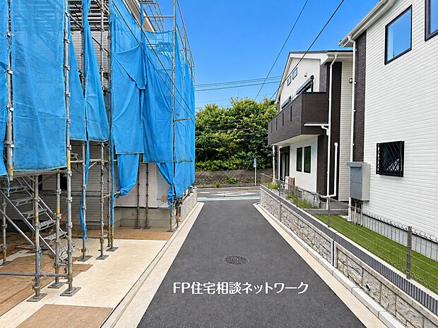 【前面道路含む現地写真】前面道路はすっきりと整備され、落ち着いた住環境が広がります。車の出入りもしやすく、開放感のある街並みです。