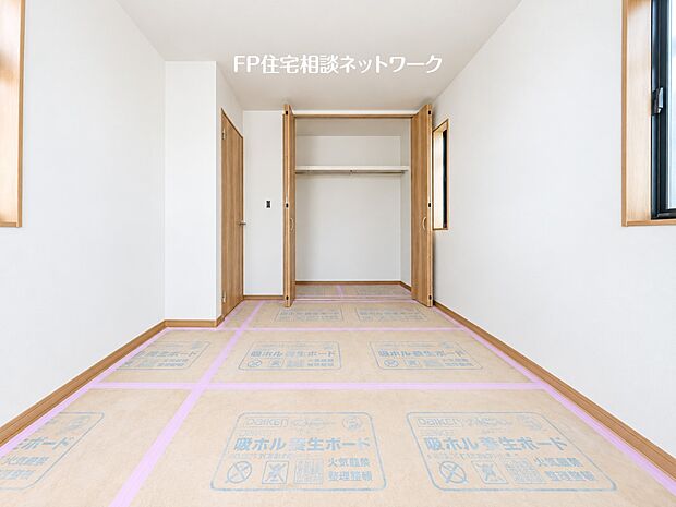 【リビング】収納力のあるクローゼットを備えた洋室。ハンガーパイプ付きで衣類もすっきり収納でき、お部屋を広々とお使いいただけます。