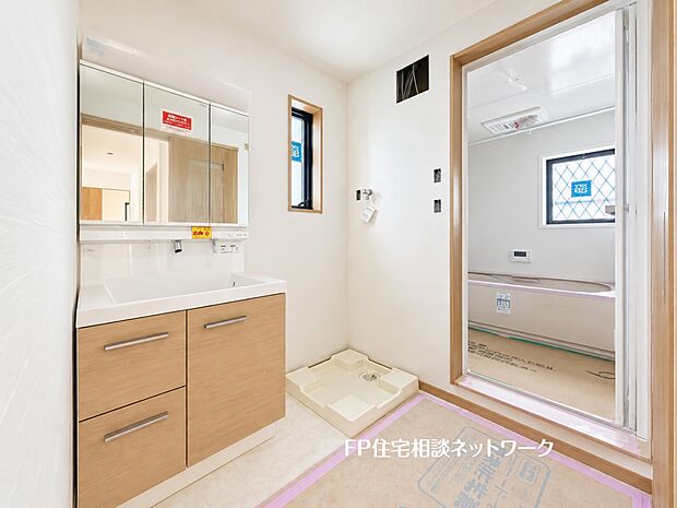 【洗面台・洗面所】洗面室から浴室へスムーズにつながる使いやすい水回り動線。三面鏡付き洗面化粧台を備え、毎日の身支度も快適に行えます。
