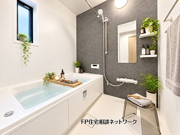 【浴室】本画像の植栽、小物、タオル等はCG生成の配置イメージです。販売価格にこれらは含まれず、付帯しません。